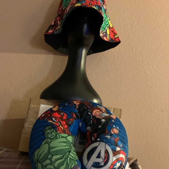 Big Kids Superhero Bucket Hat & Neck Pillow Set - Marvel - Picture 6 of 6